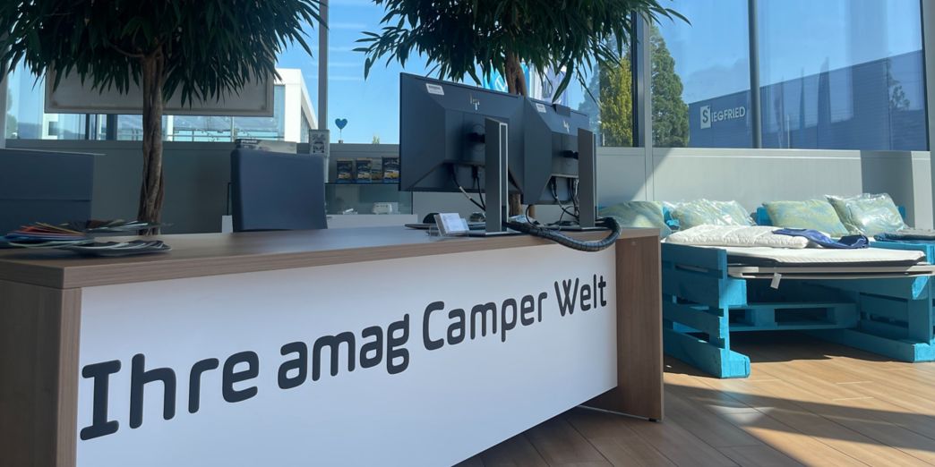 Kummli-Talk Runde steht um ein Fahrzeugteil in der AMAG Buchrain 