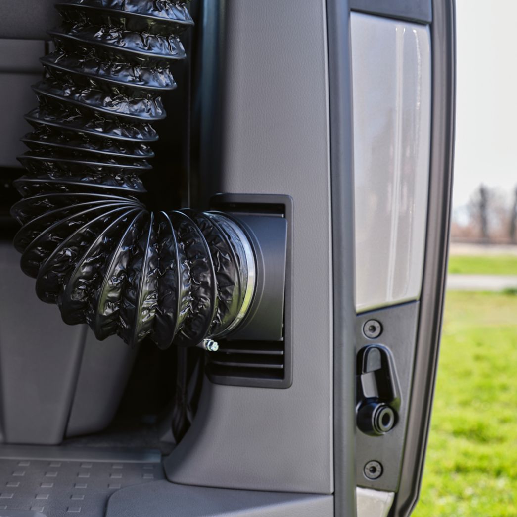 CaliHeat Heizschlauch Adapter am Auslassgitter der Standheizung des VW Californias