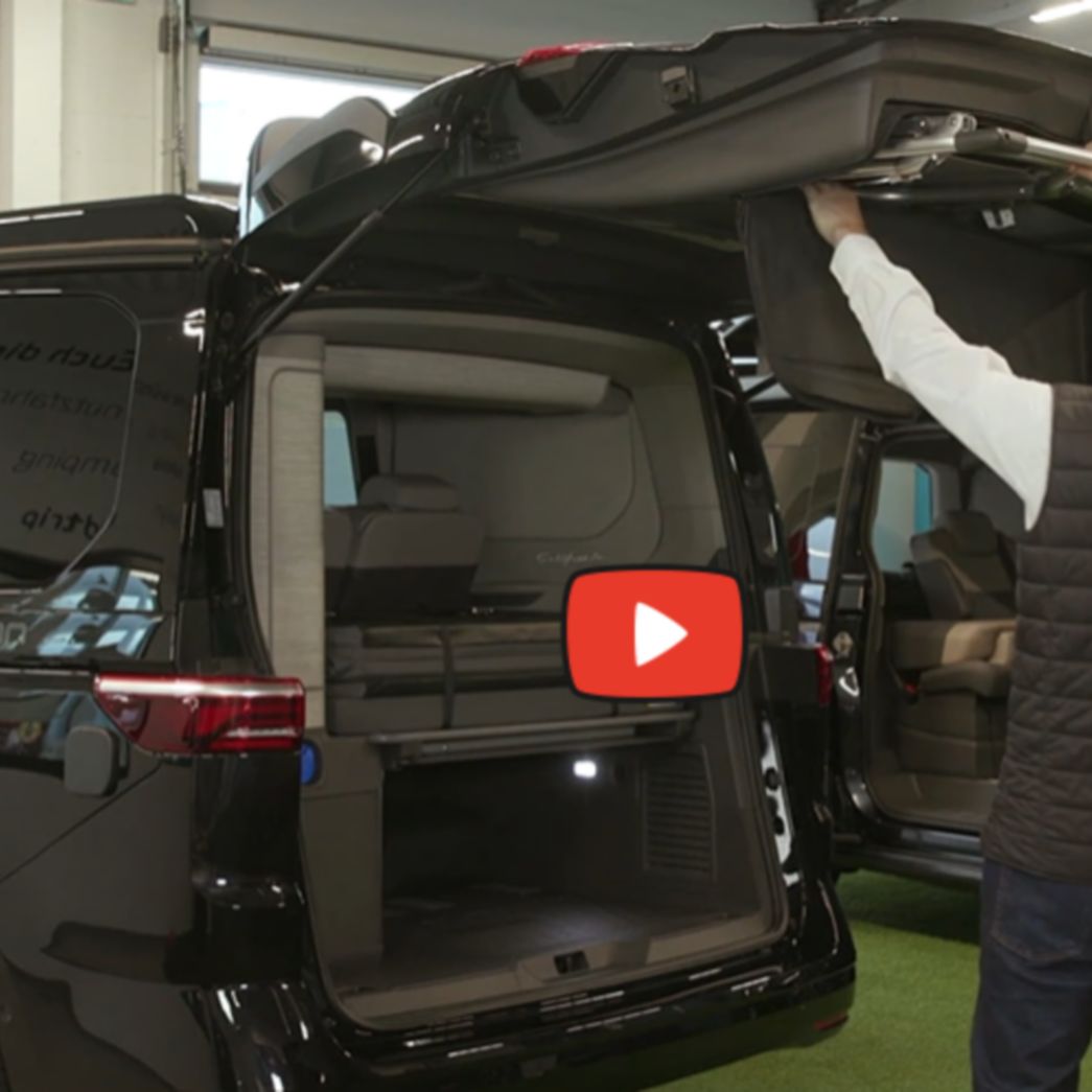 VW California Innenraum mit Tisch, Sitzen und Frühstück