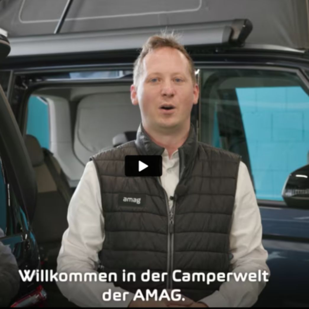 VW California Innenraum mit Tisch, Sitzen und Frühstück
