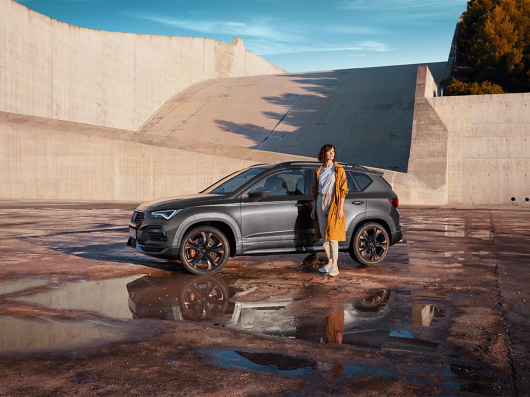 Cupra Ateca mit Frau daneben