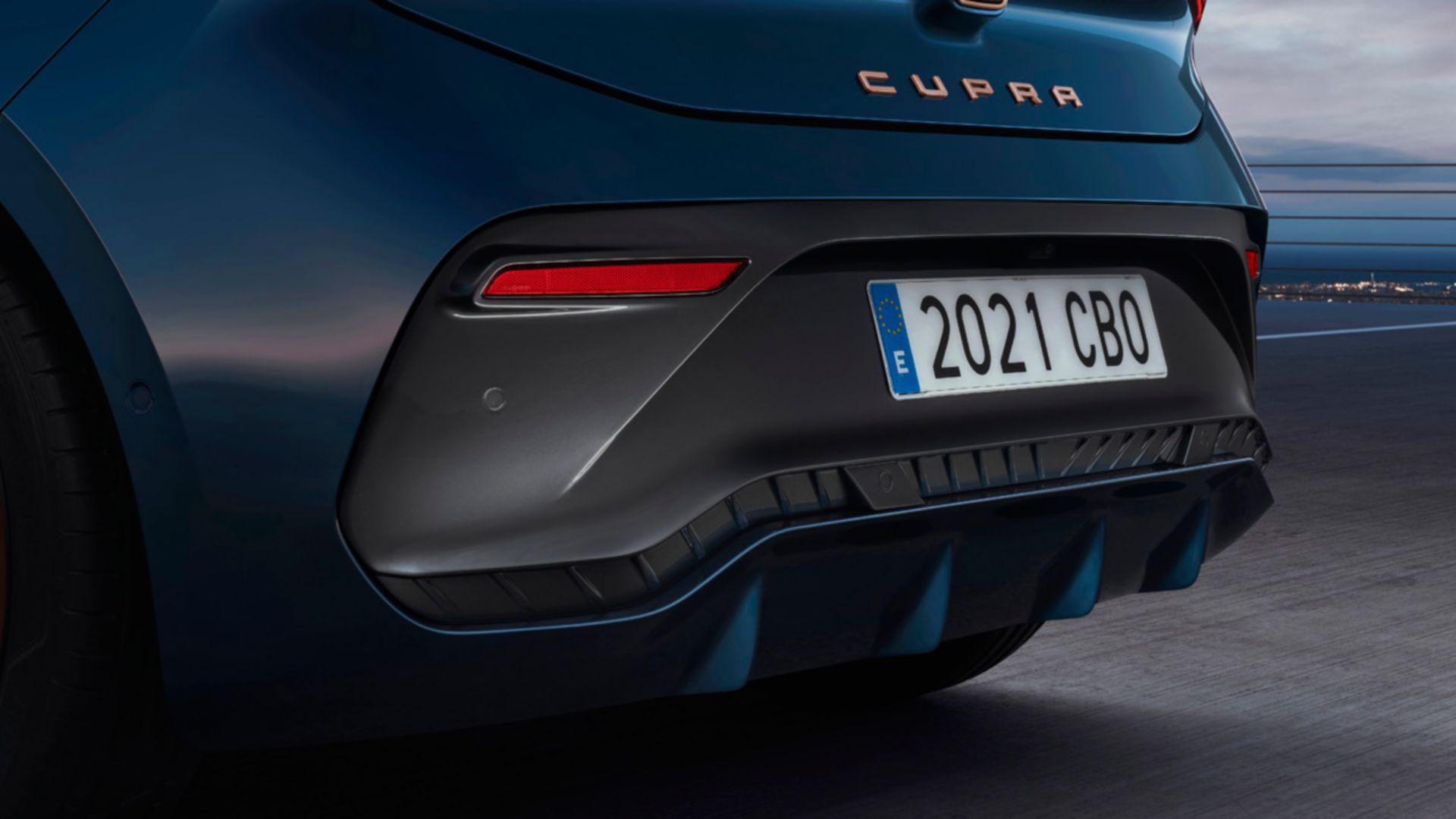 Vista posteriore della CUPRA Born in primo piano