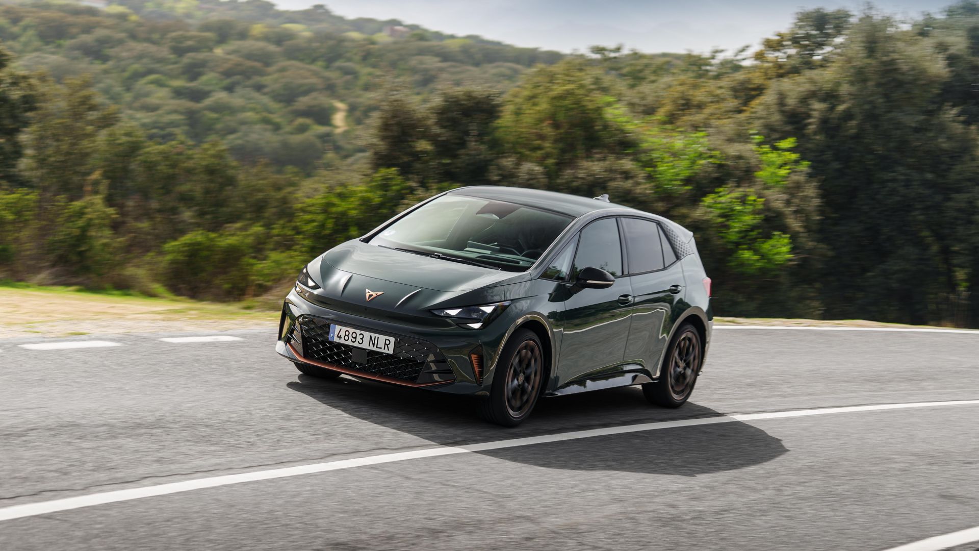 AMAG CUPRA Born VZ seitlich auf Strasse in der Nacht