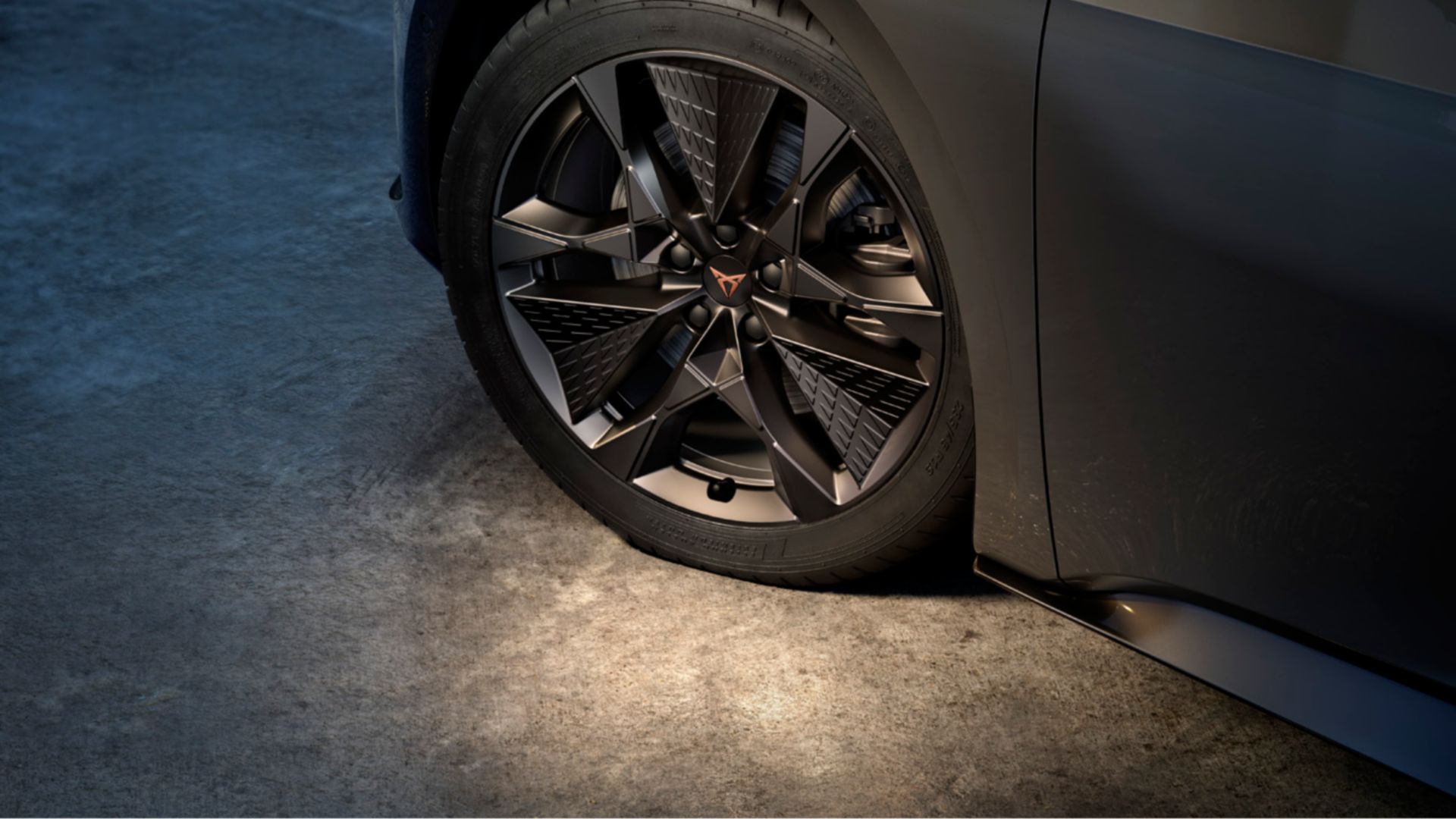 AMAG CUPRA Born blau, seitliche Front