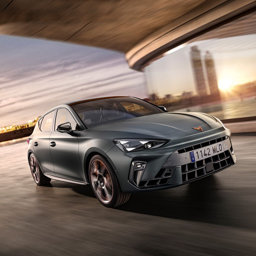 Grauer, neuer CUPRA Leon Sportstourer Seiten- und Frontansicht