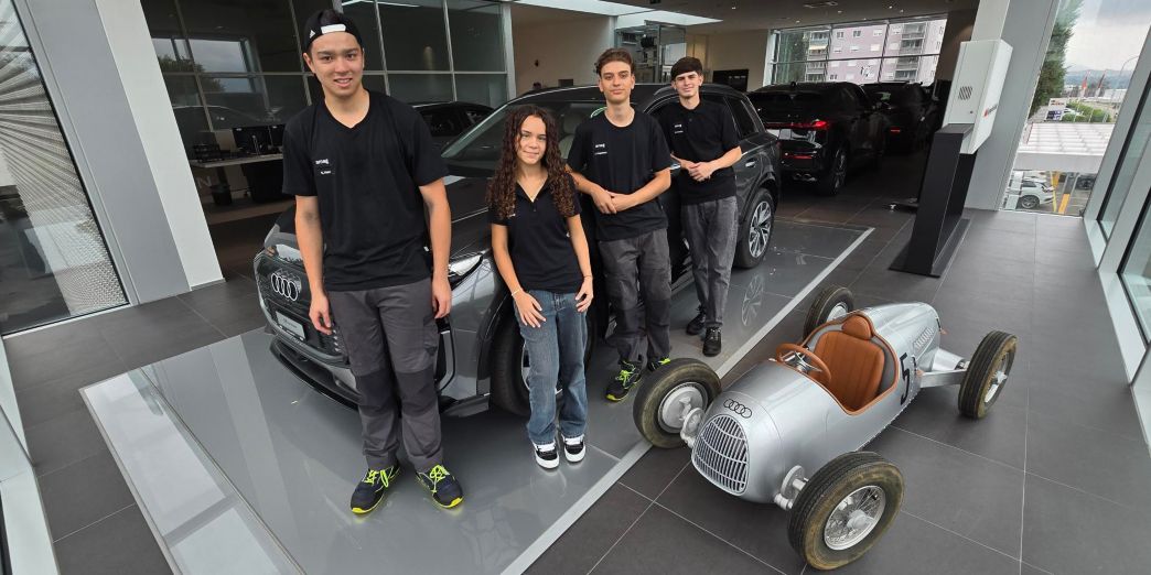 3 neue Lernende vor einem Fahrzeug