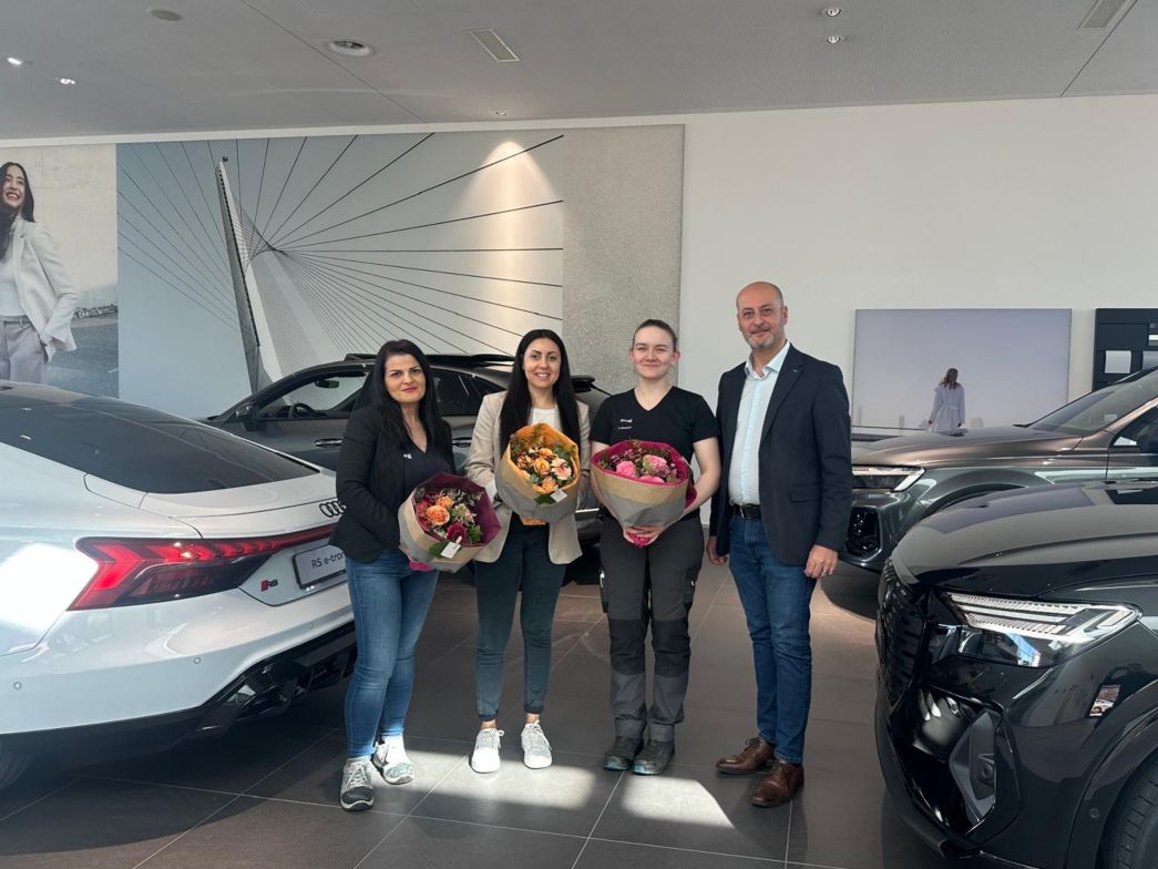 Weltfrauentag 3 Frauen und ein Mann in Showroom