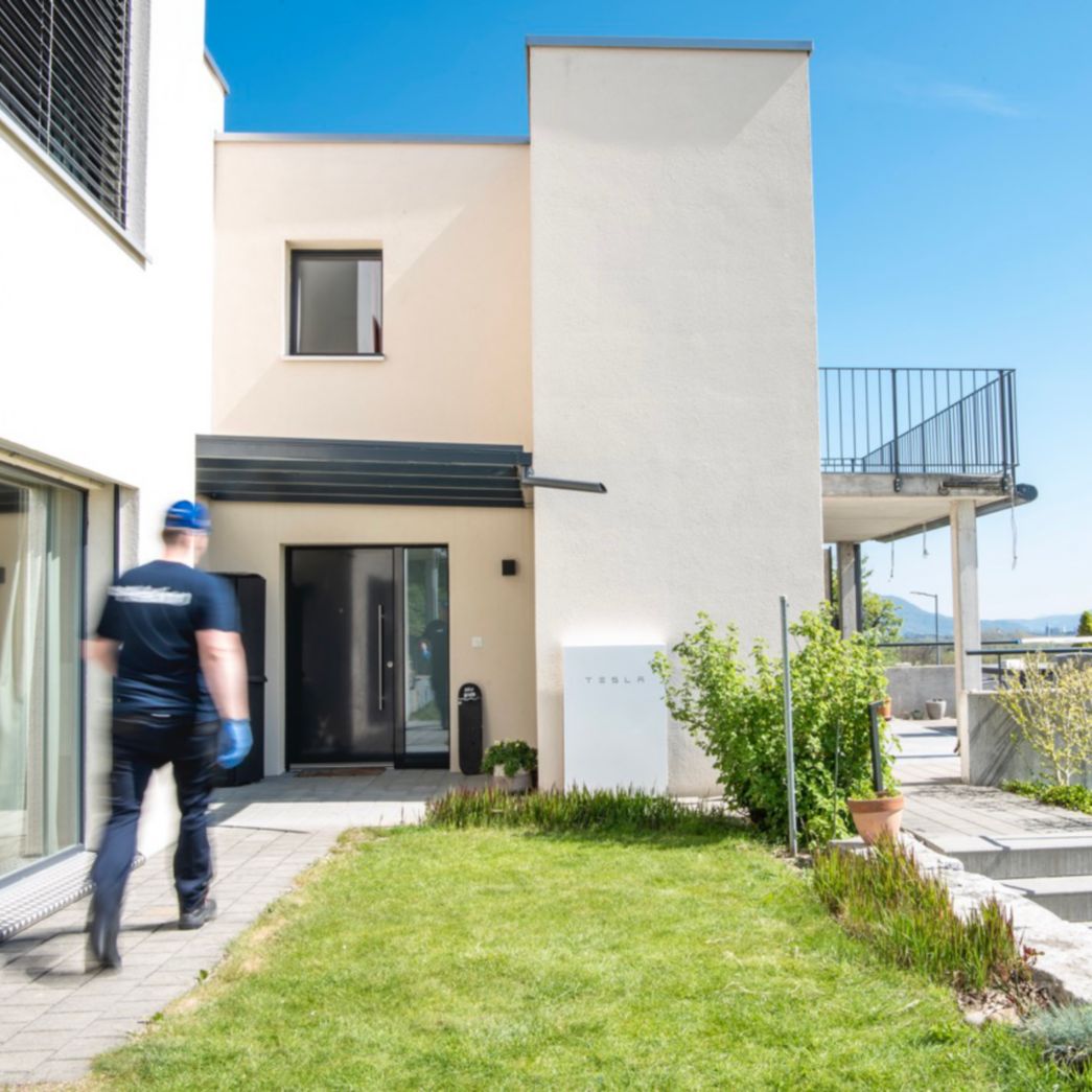 Arbeiter bei modernem Haus