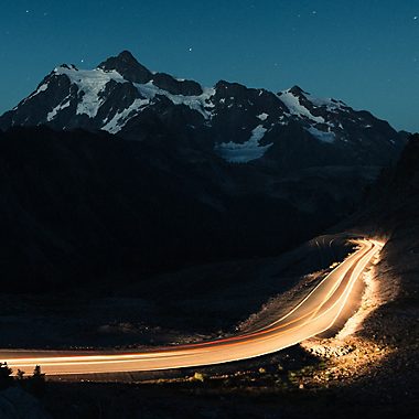 Berge mit Autobahn beleuchtet in Nacht
