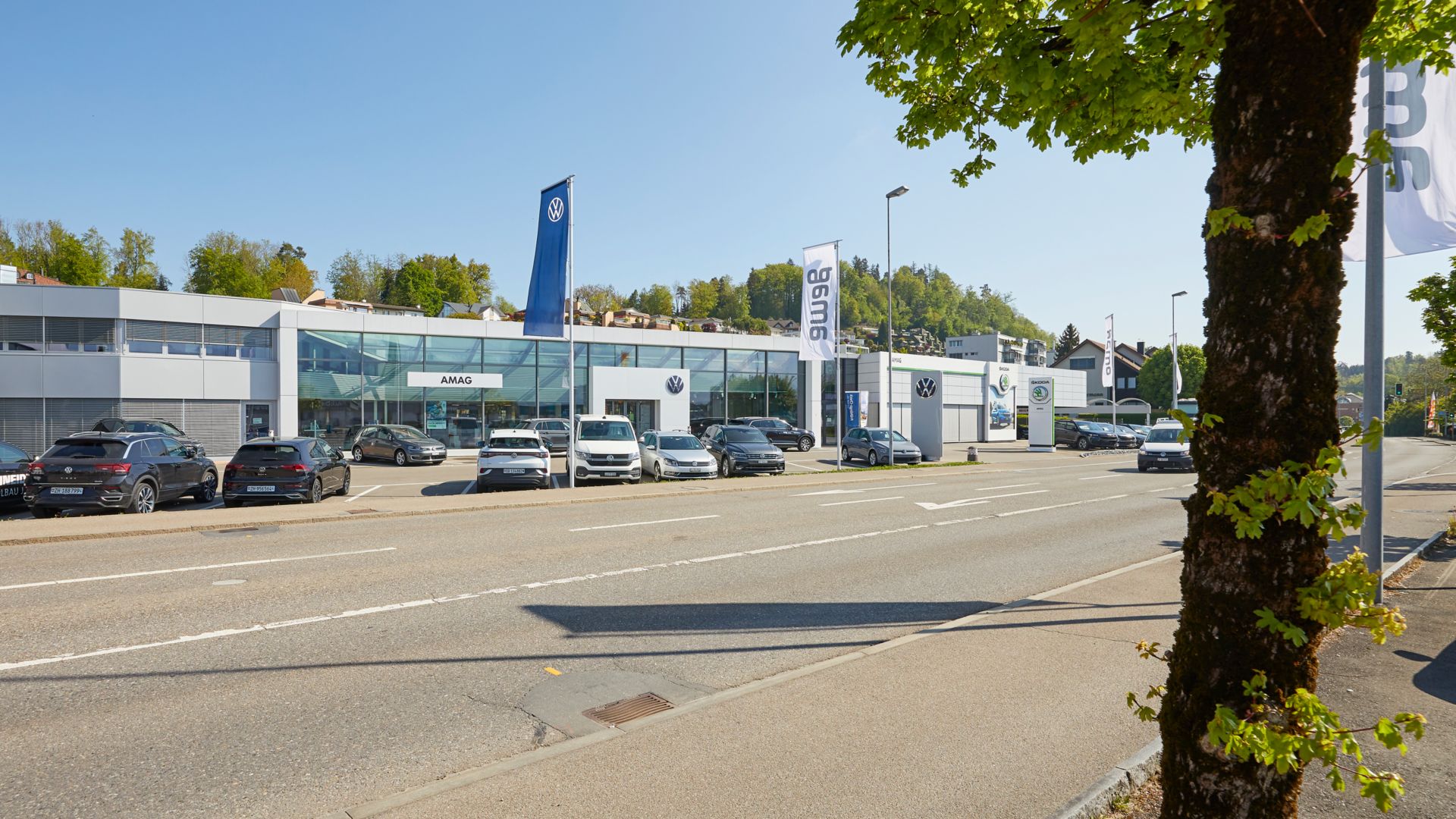 4 neue Lernende vor einem Fahrzeug