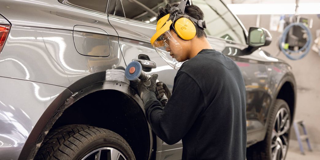 3 neue Lernende vor einem Fahrzeug