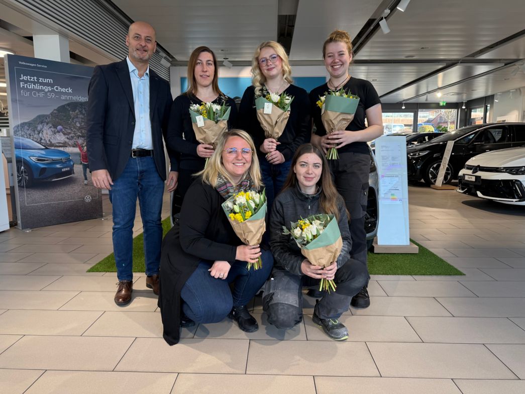 Weltfrauentag 5 Frauen und ein Mann in Showroom