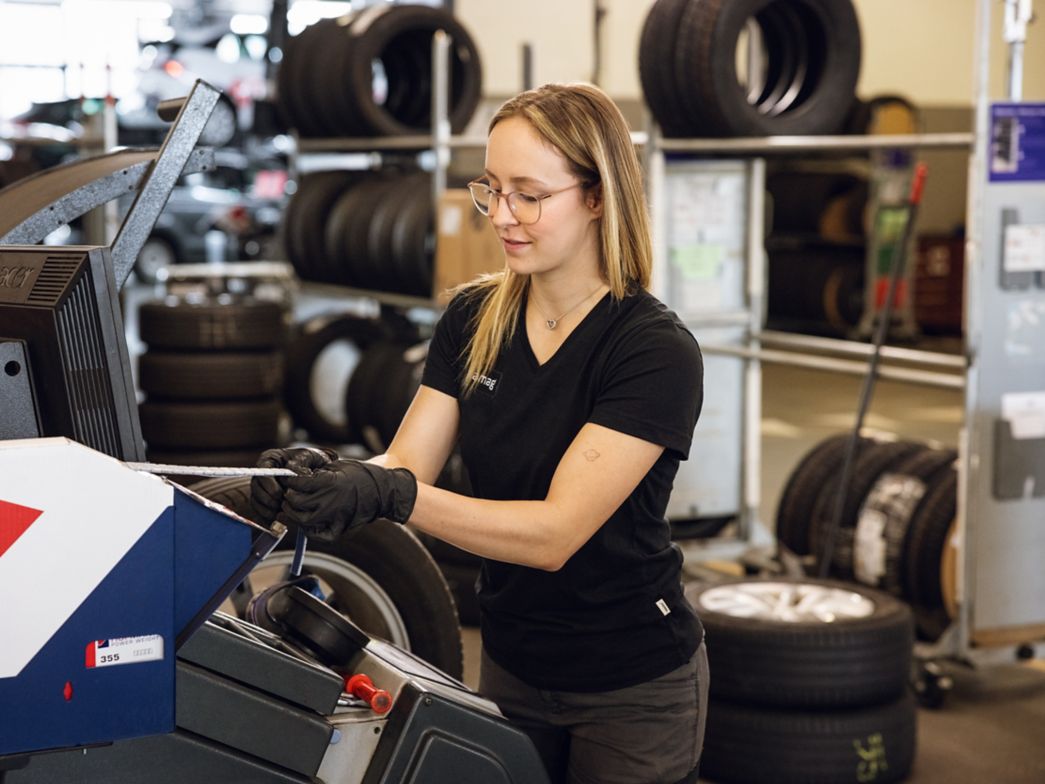 Frau arbeitet in Autowerkstatt