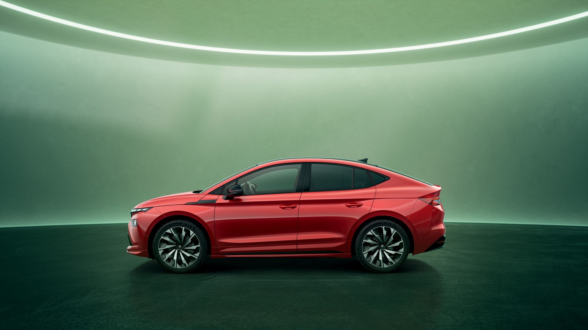 Skoda Enyaq Coupé rosso vista laterale