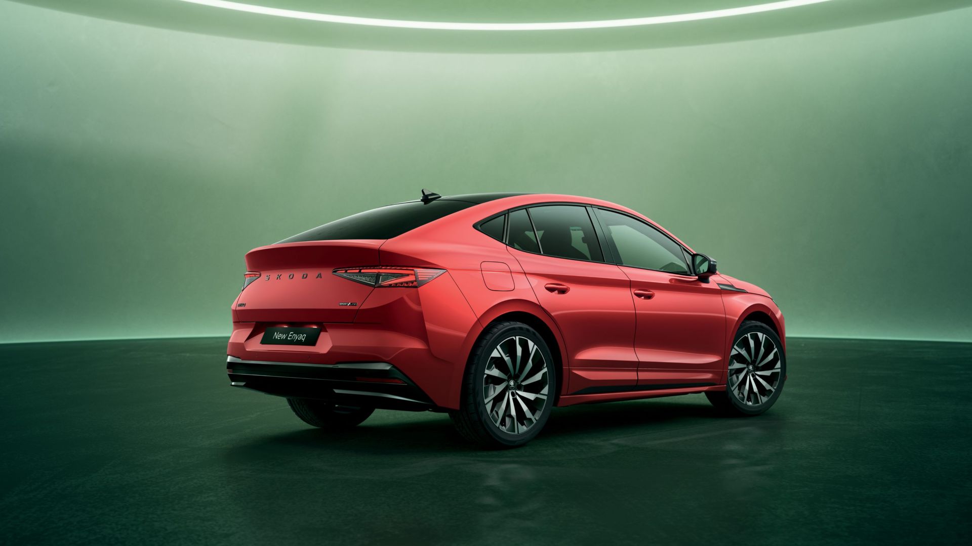 Skoda Enyaq Coupé rosso vista posteriore e laterale