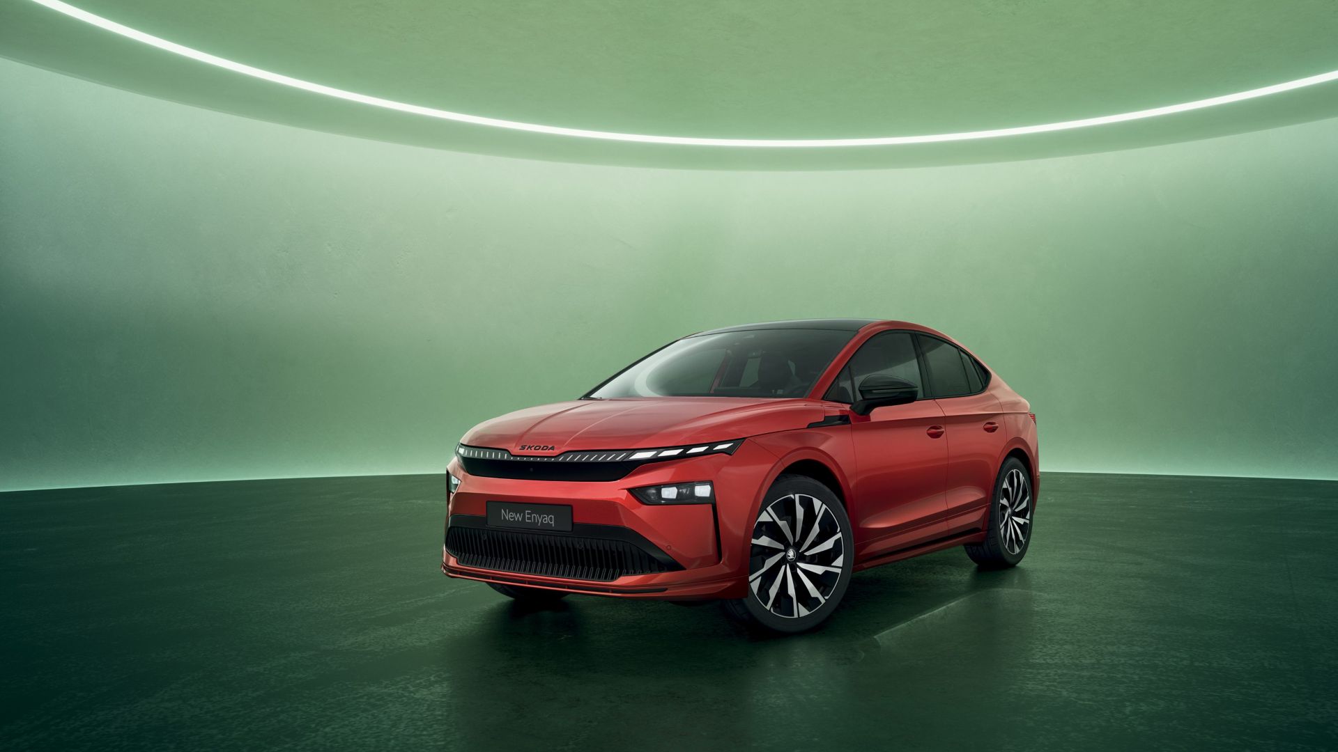 Skoda Enyaq Coupé rosso vista frontale e laterale