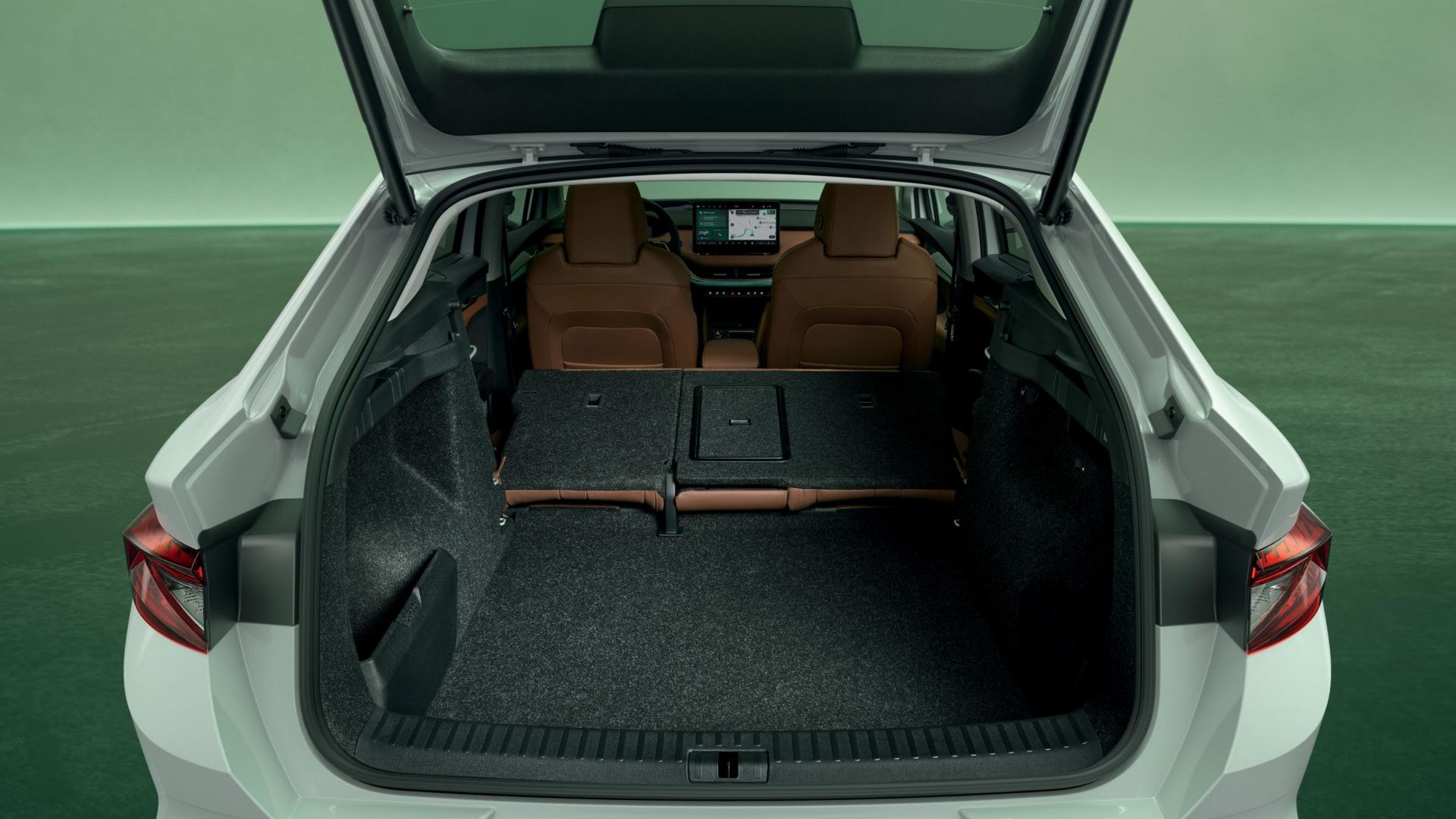 Tronco di uno Skoda Enyaq Coupé bianco