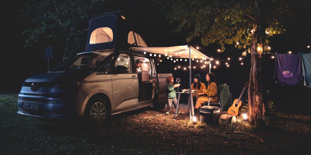 VW California bleu et blanc vue latérale et arrière avec toit relevable à la mer