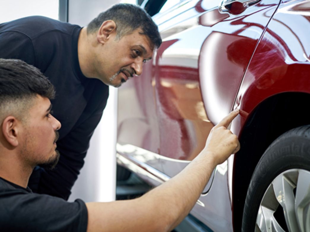 Deux hommes découvrent un sinistre sur une voiture