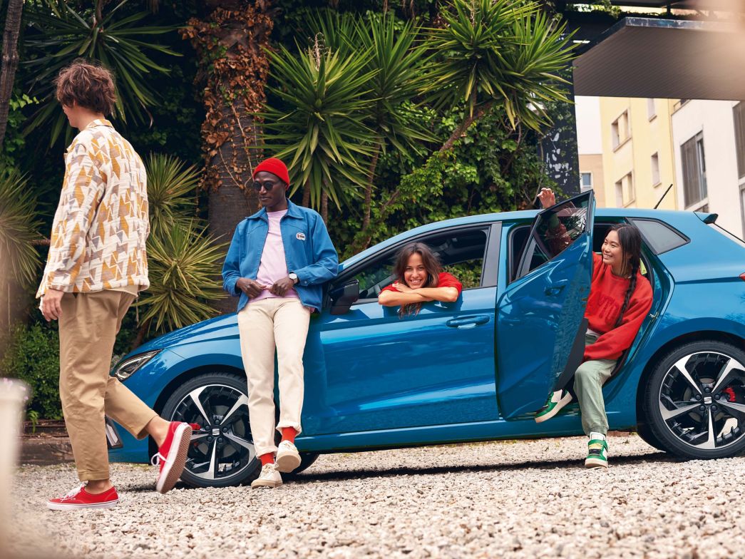 Seat Ibiza mit Personen drum herum