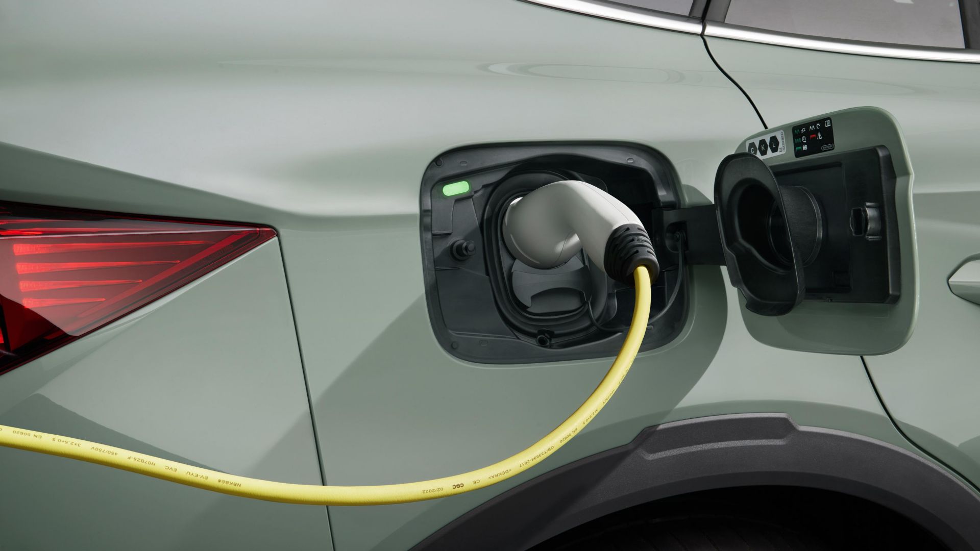 AMAG Ladekabel am Fahrzeug eingesteckt