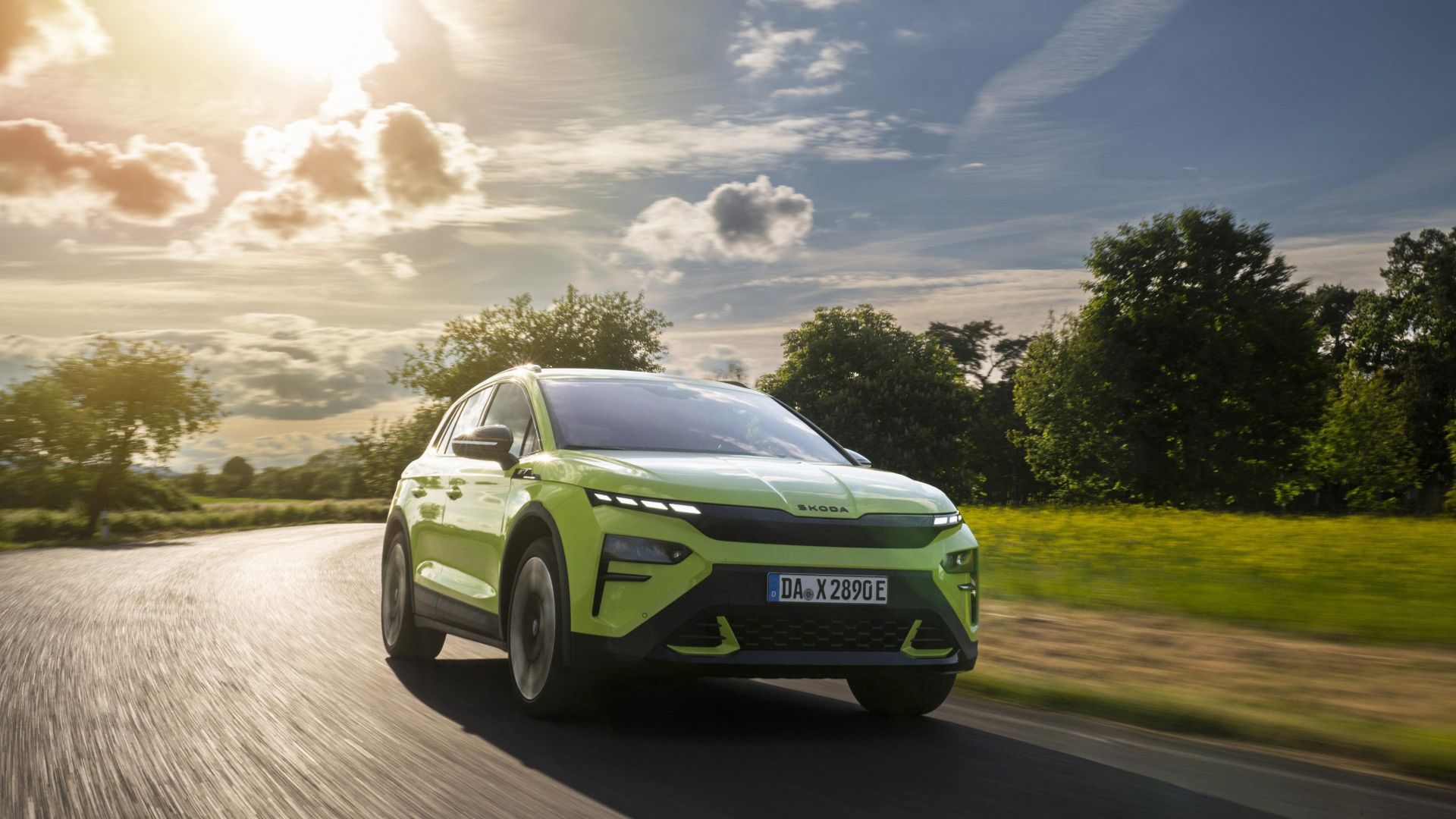 grüner Škoda Elroq RS auf der Strasse Fronansicht seitlich