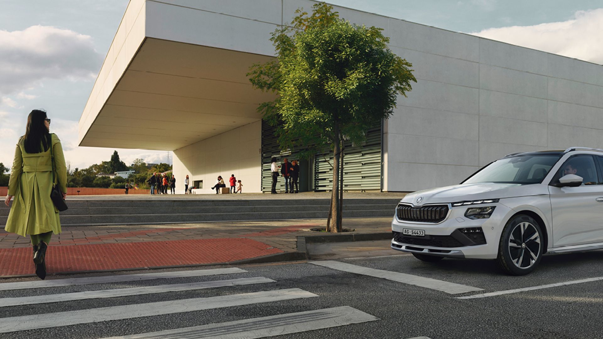 Weisser Skoda Kamiq seitliche Ansicht in der Stadt mit Fussgänger