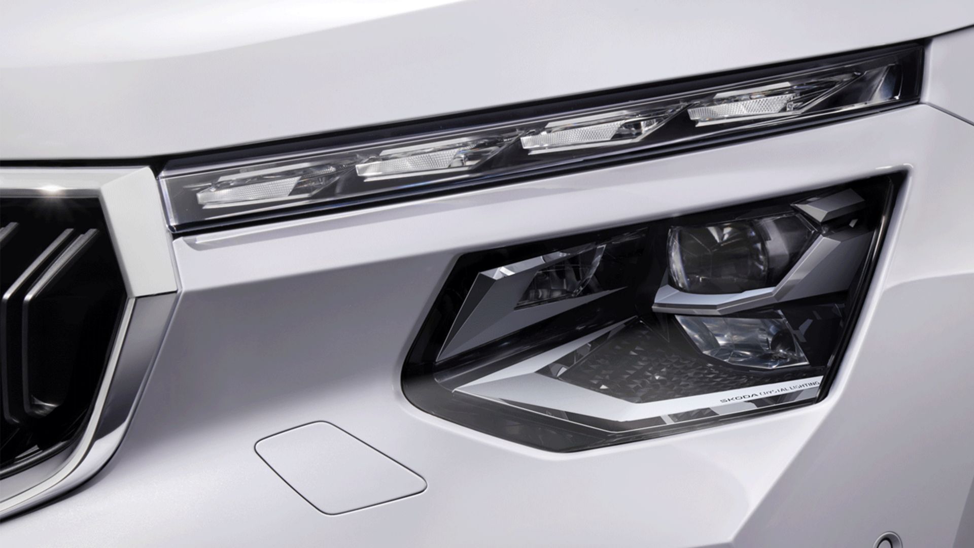 Weisser Skoda Kamiq SUV Lichter und Scheinwerfer