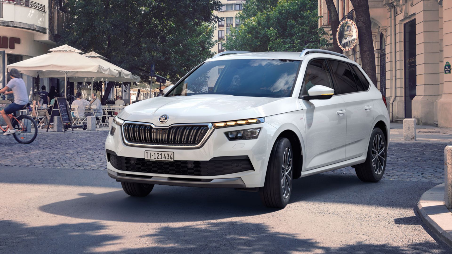 Weisser Skoda Kamiq SUV seitliche Front in der Stadt