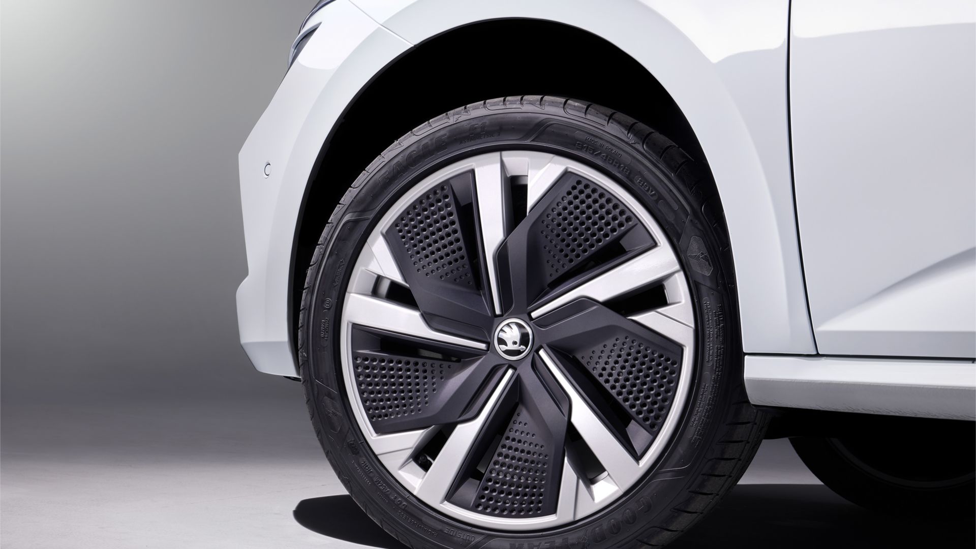 Weisser Skoda Kamiq Rad