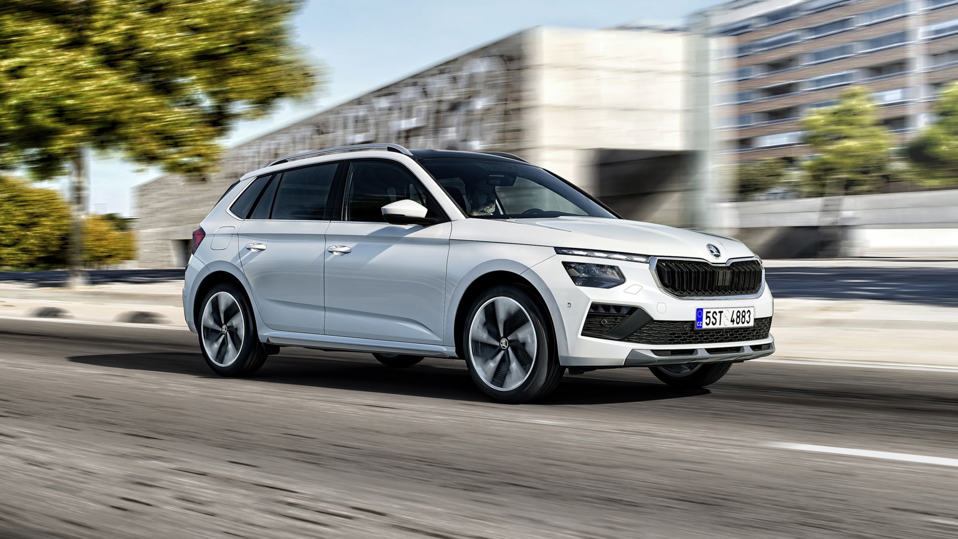 Weisser Skoda Kamiq SUV seitliche Front