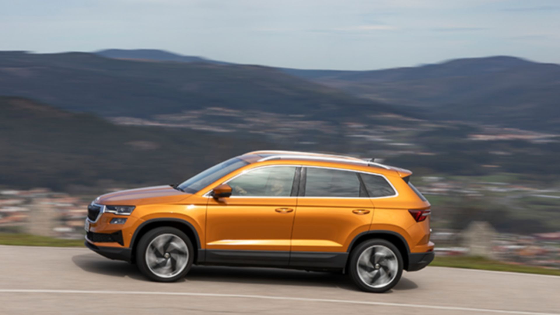 Škoda Karoq orange Seitenansicht auf Strasse