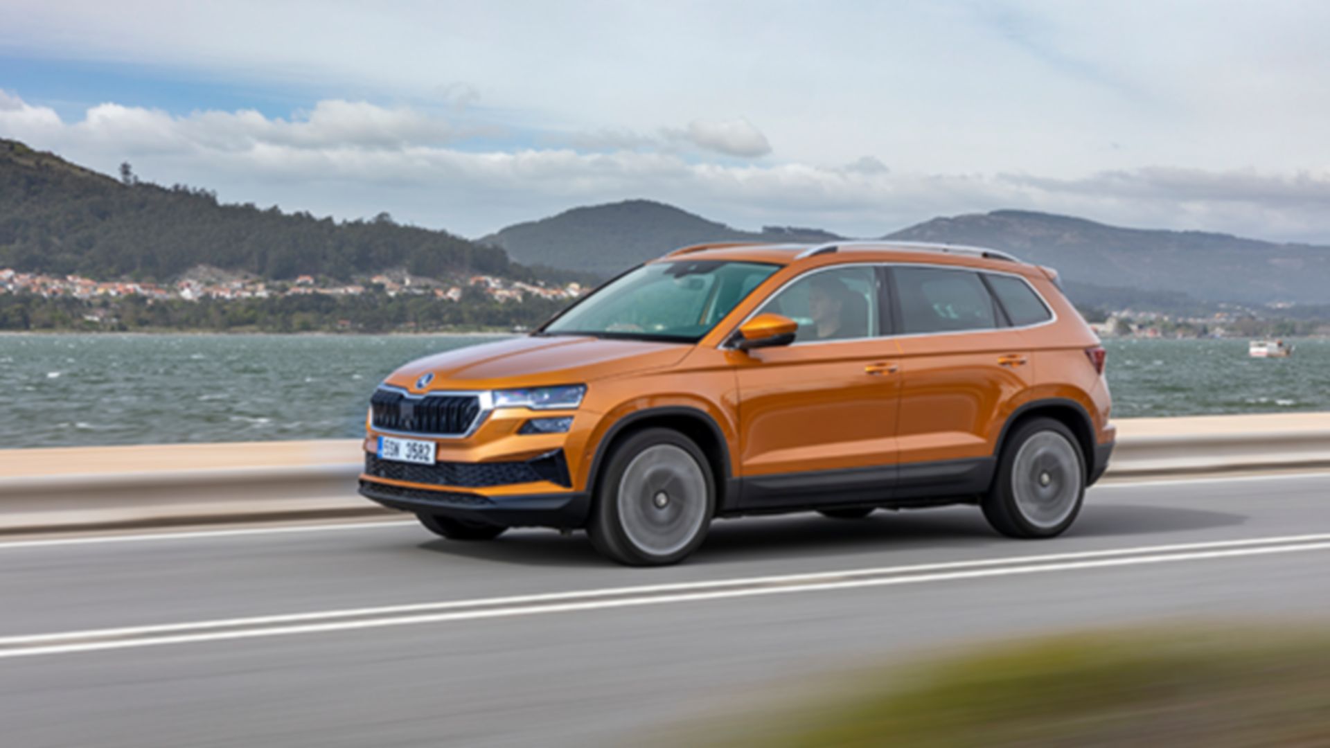 Škoda Karoq orange Seitenansicht auf Strasse