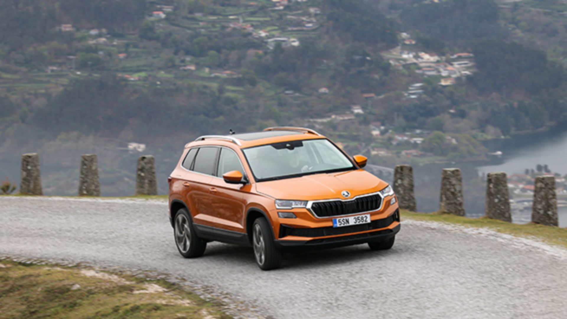 Škoda Karoq orange Fronansicht auf Strasse
