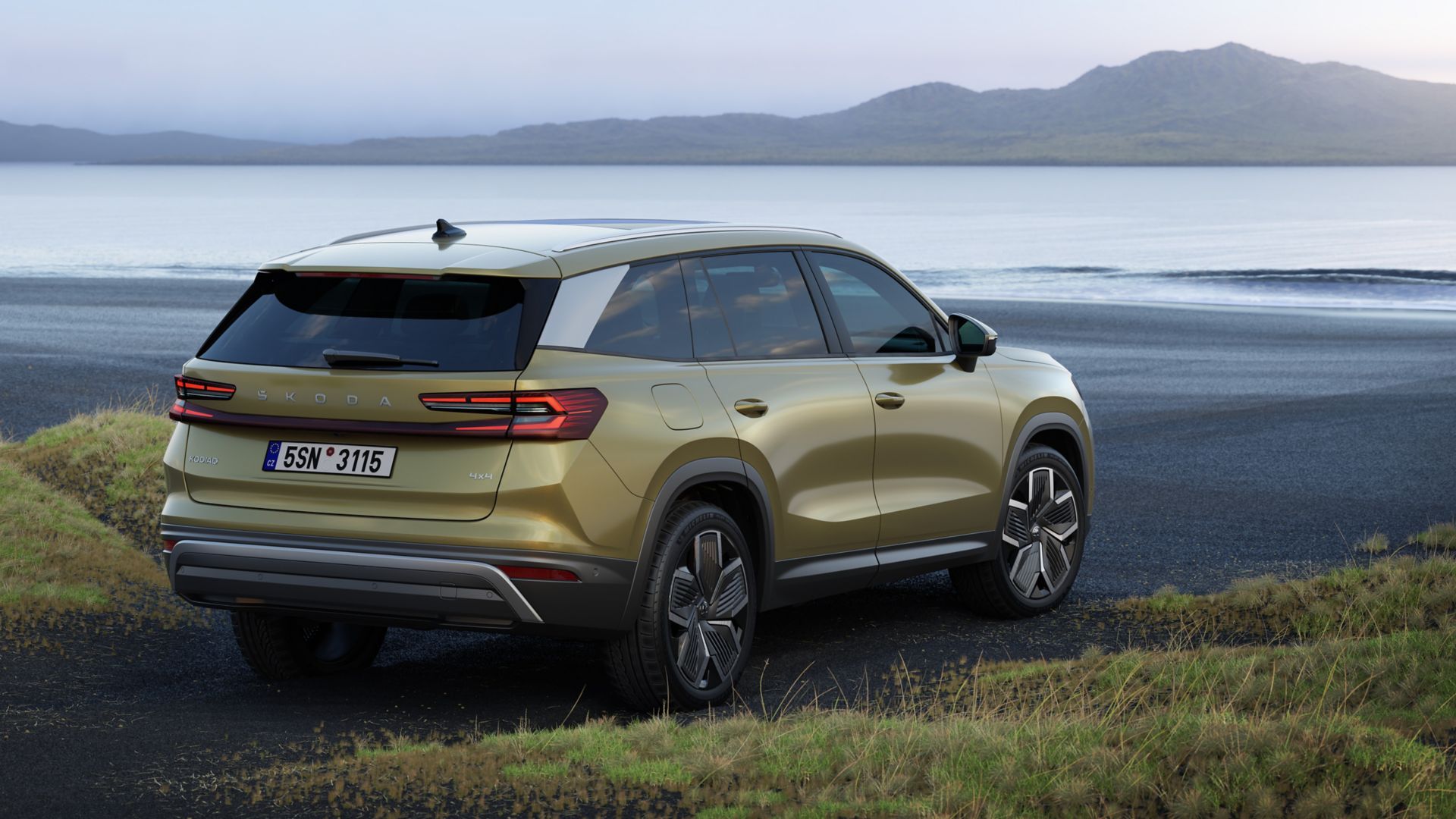 Škoda Kodiaq davanti ad un lago vista posteriore e laterale