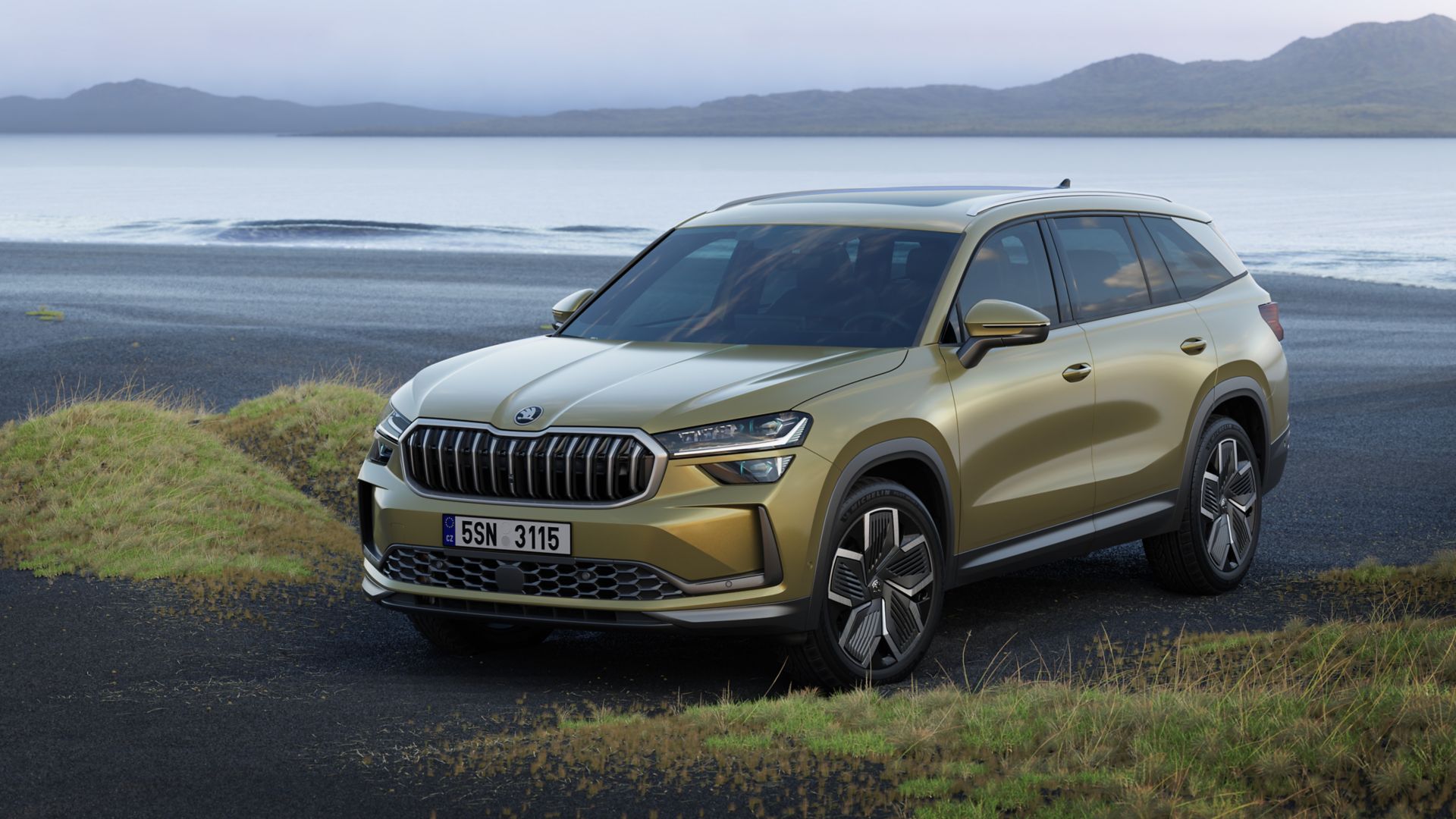 Škoda Kodiaq davanti ad un lago vista frontale