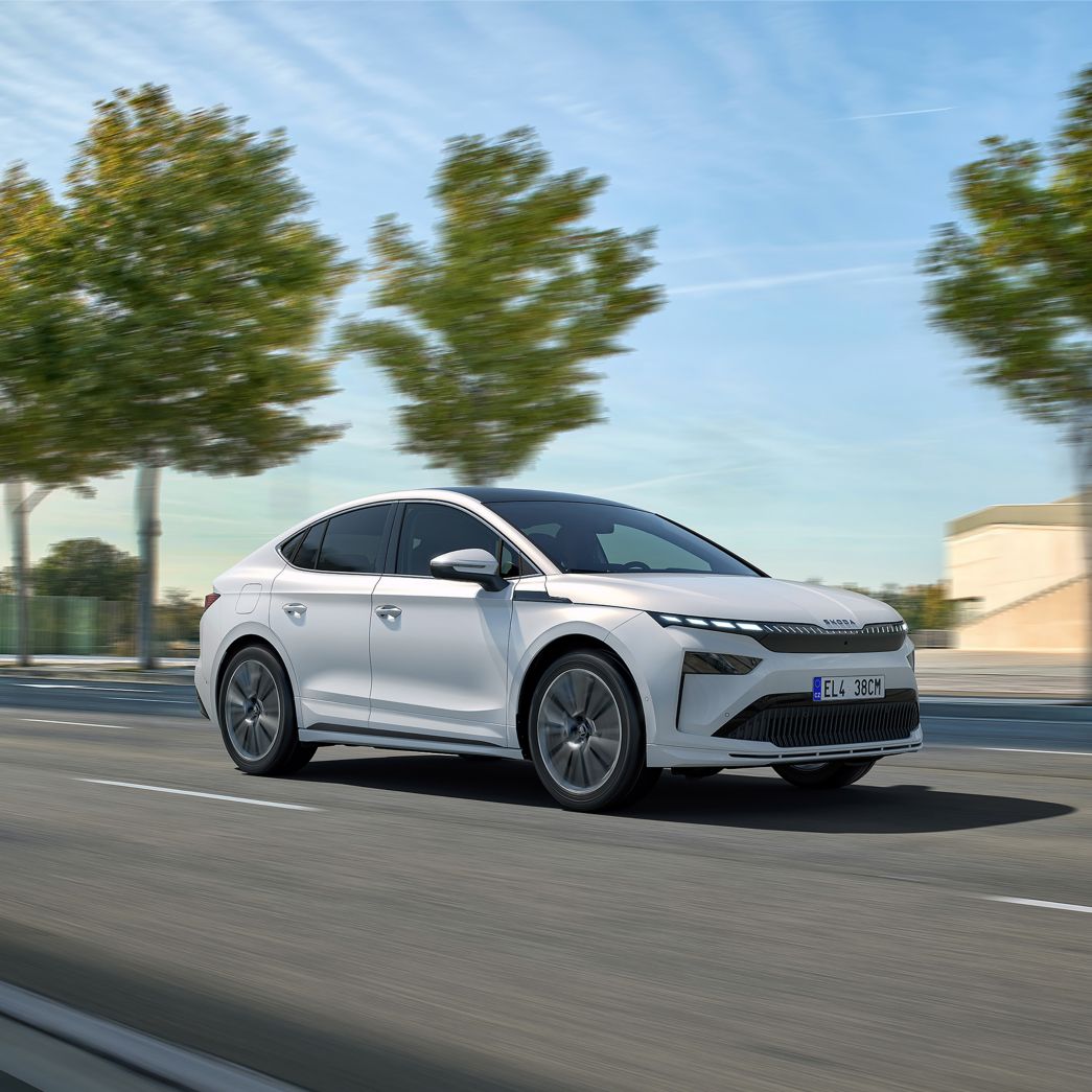 Enyaq Coupé RS iV verde sulla strada vista laterale e frontale