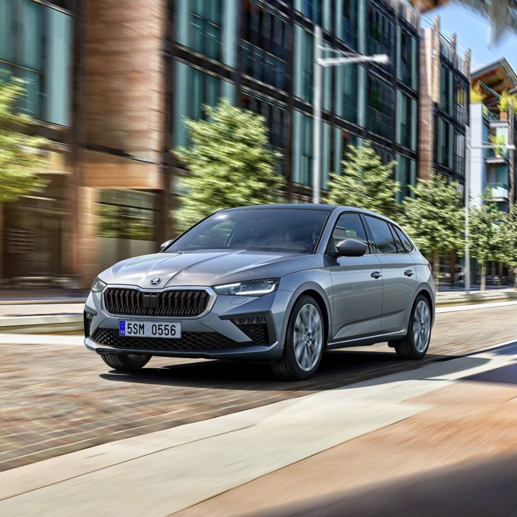 Škoda Scala grigia vista frontale