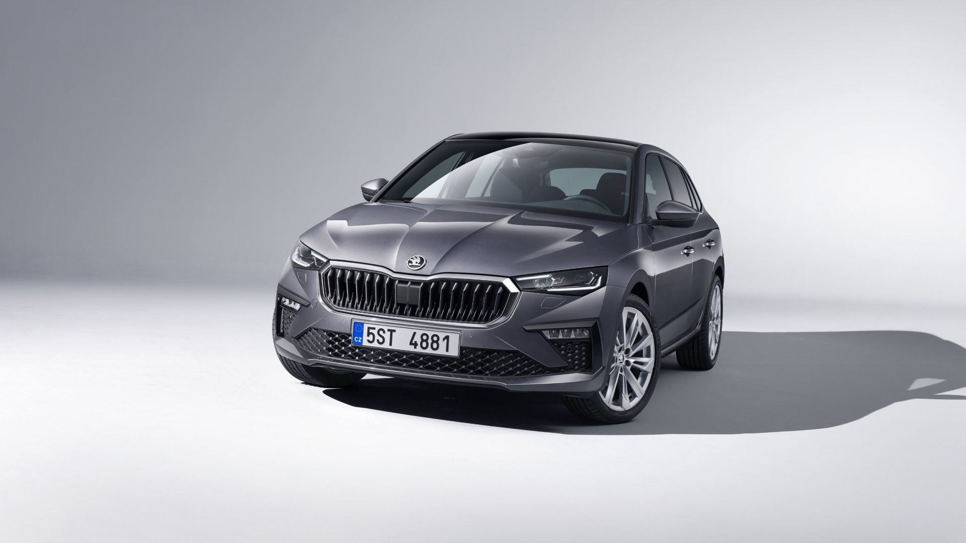 Škoda Scala grigia vista laterale anteriore