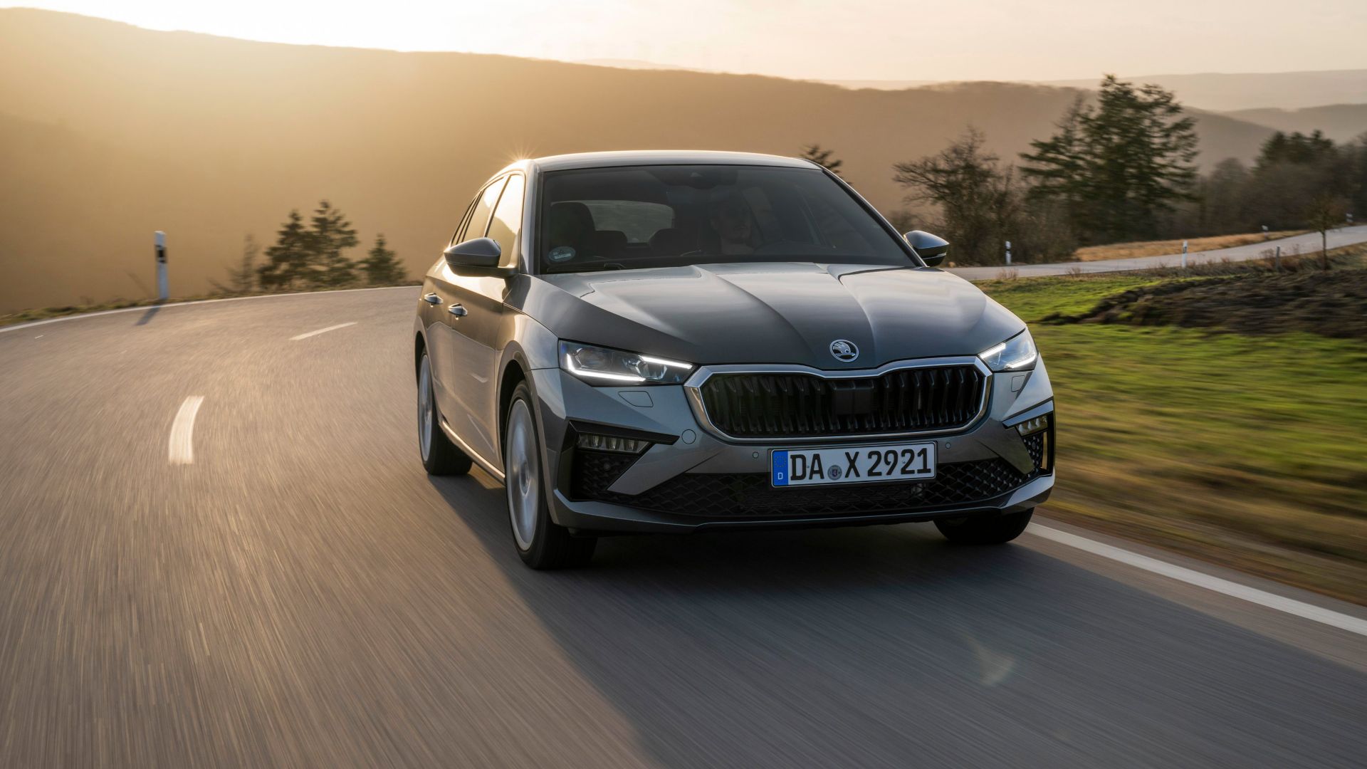 Skoda Scala grigia vista anteriore