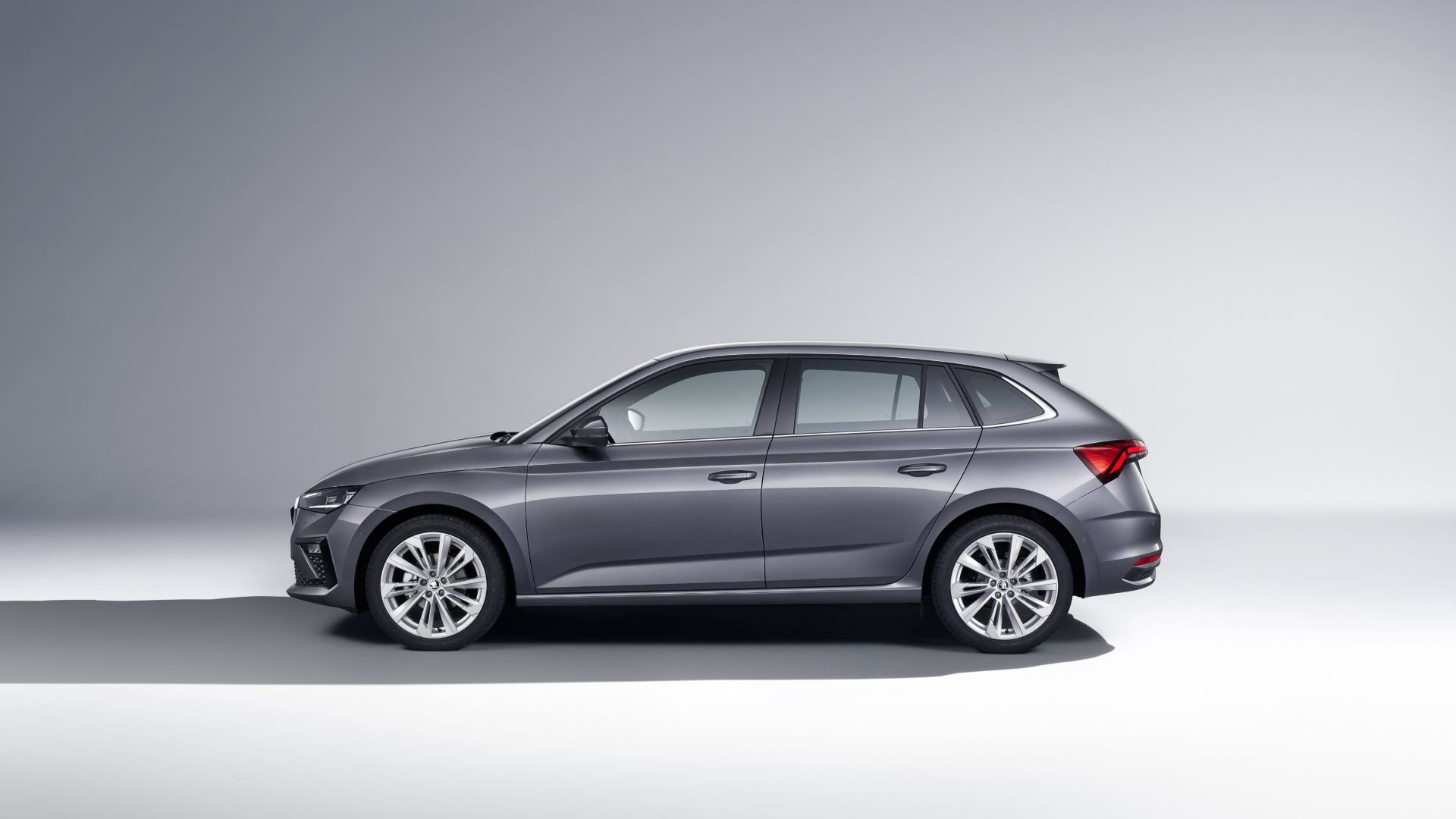  Vista laterale della Škoda Scala grigia