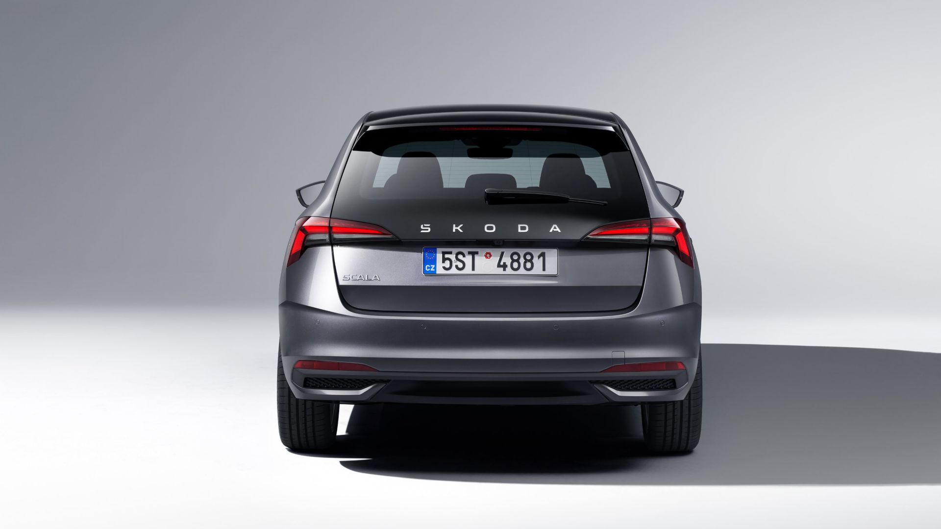 Vista posteriore della Škoda Scala grigia
