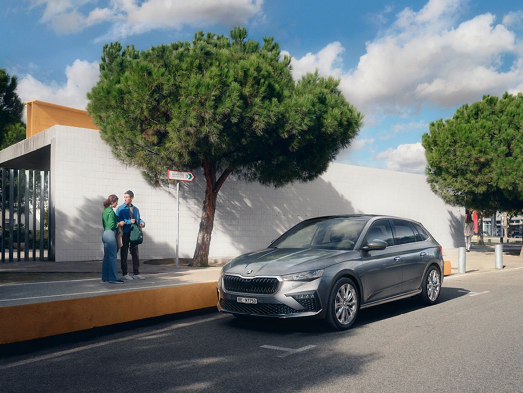 Skoda Scala grigia in un parcheggio