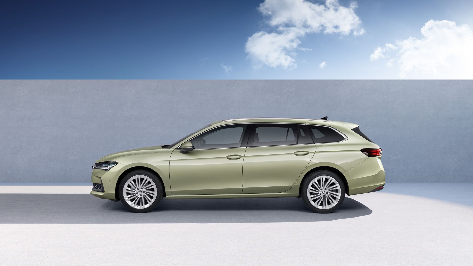 Grüner Skoda Superb seitlich