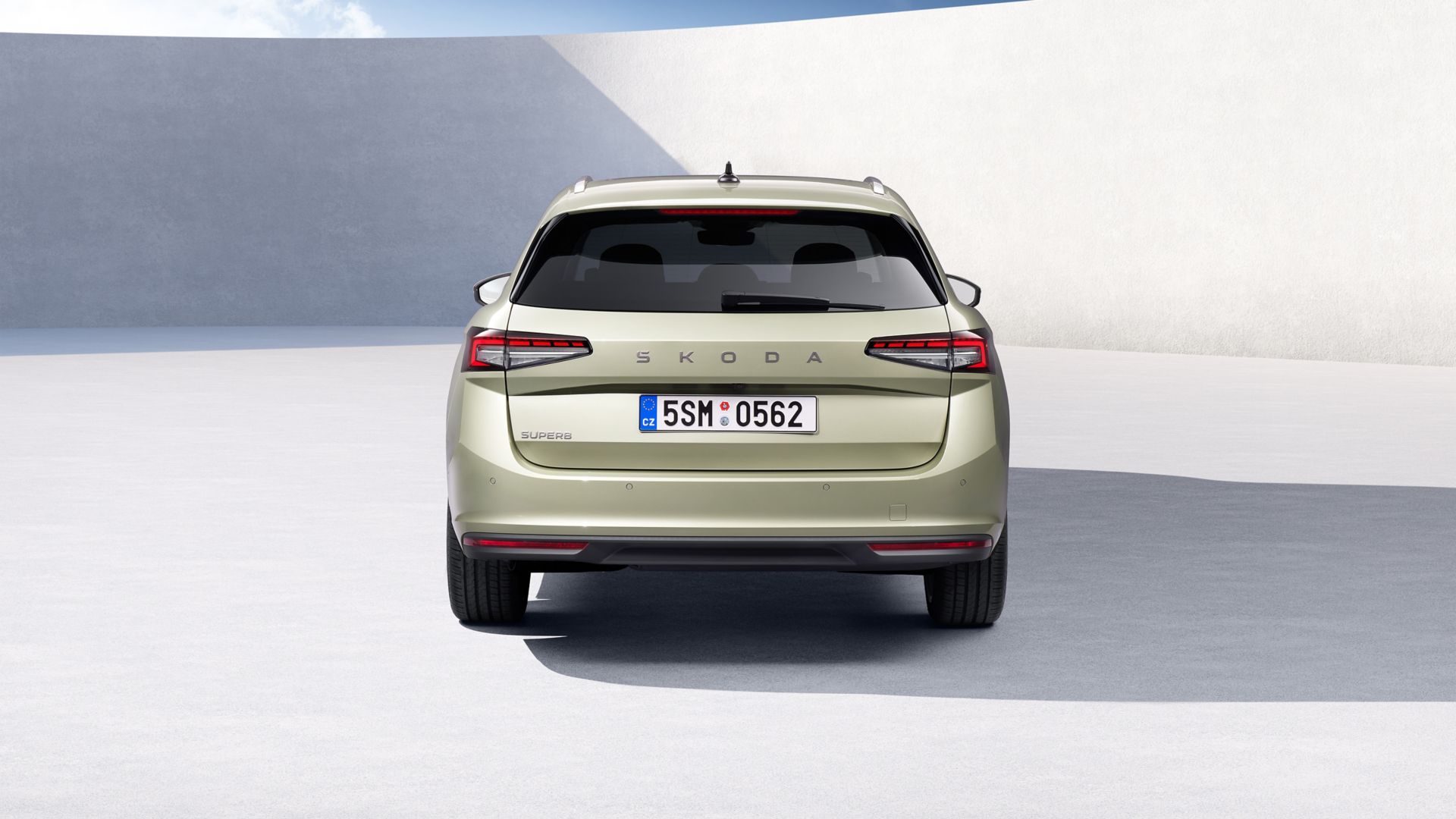 Grüner Skoda Superb Heckansicht