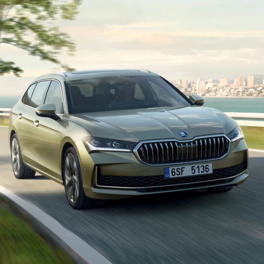 Grüner Skoda Superb Frontansicht