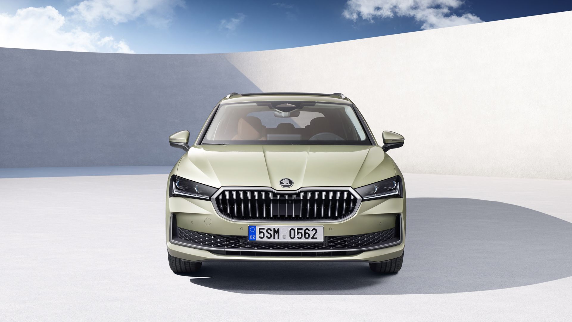 Grüner Skoda Superb Fronansicht