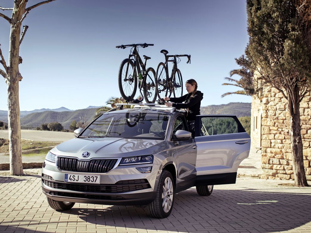 Auto sulla neve con portapacchi