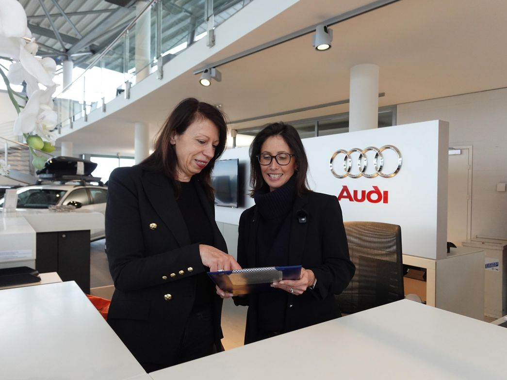 Frau verkauft ein Auto