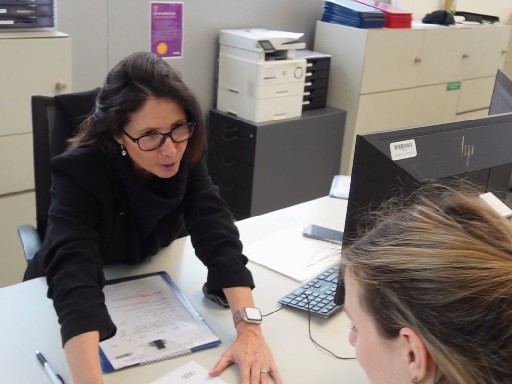 Frau an einem Pult mit Mann